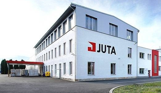 V Jutě tisknou výpovědi, o práci přijde až sto lidí