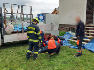 Na Přerovsku se zřítila střecha domu. Hasiči vytáhli ze sutin člověka