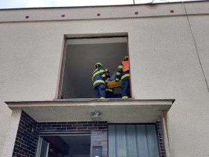 Na Přerovsku se zřítila střecha domu. Hasiči vytáhli ze sutin člověka