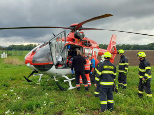 Na Přerovsku se zřítila střecha domu. Hasiči vytáhli ze sutin člověka