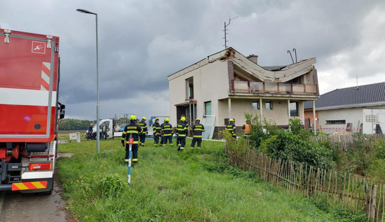 Na Přerovsku se zřítila střecha domu. Hasiči vytáhli ze sutin člověka
