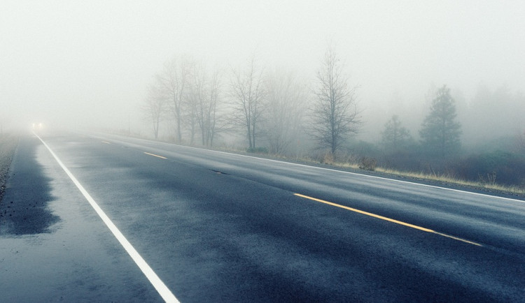 Mlhovky jsou pro řidiče na Hradecku pořád vyšší dívčí