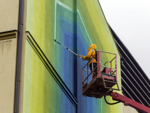 Australský umělec DREZ maloval na budovu Moravské divadla Olomouc