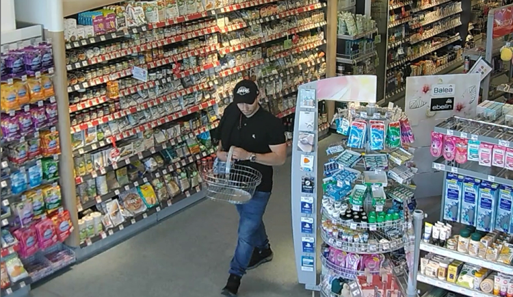 Muž ukradl parfém v drogerii, po jeho totožnosti pátrá policie