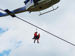 Záchranáři cvičili záchranu osob z porouchané lanovky, v akci byl i vrtulník