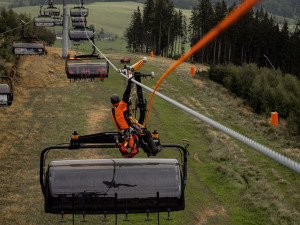 Záchranáři cvičili záchranu osob z porouchané lanovky, v akci byl i vrtulník