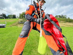 Záchranáři cvičili záchranu osob z porouchané lanovky, v akci byl i vrtulník