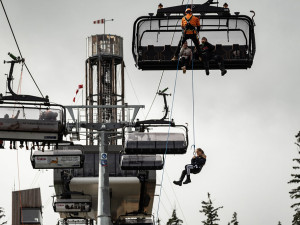 Záchranáři cvičili záchranu osob z porouchané lanovky, v akci byl i vrtulník