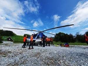 Záchranáři cvičili záchranu osob z porouchané lanovky, v akci byl i vrtulník