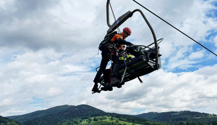 Záchranáři cvičili záchranu osob z porouchané lanovky, v akci byl i vrtulník