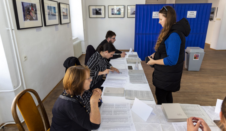 Voliči rozhodují od pátečních 14 hodin o novém složení zastupitelstev obcí a měst