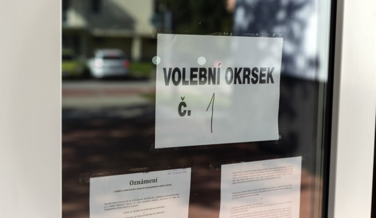 VOLBY 2022: Sčítání hlasů začalo. Volební místnosti se úderem druhé hodiny uzavřely