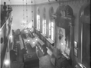 Chátrající synagoga v centru Prostějova je na prodej. Úřady nyní nařídily záchranné práce