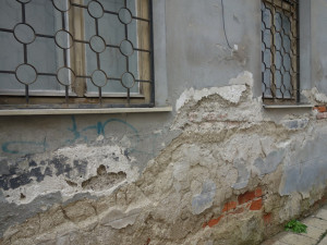 Chátrající synagoga v centru Prostějova je na prodej. Úřady nyní nařídily záchranné práce