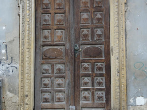 Chátrající synagoga v centru Prostějova je na prodej. Úřady nyní nařídily záchranné práce