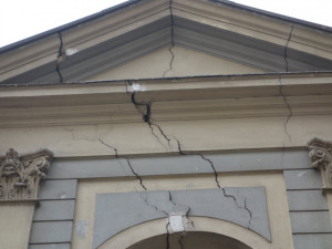 Chátrající synagoga v centru Prostějova je na prodej. Úřady nyní nařídily záchranné práce