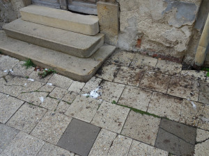 Chátrající synagoga v centru Prostějova je na prodej. Úřady nyní nařídily záchranné práce