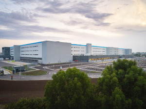 Stavba distribučního centra Amazonu u Kojetína je u konce. Přišlo na pět miliard