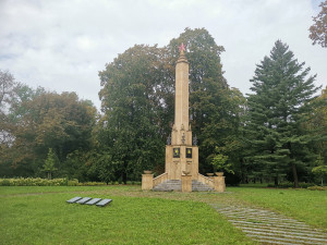 Olomoucký památník Rudé armády opět terčem vandalismu. Hákové kříže vystřídaly nápisy UA