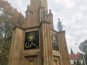 Olomoucký památník Rudé armády opět terčem vandalismu. Hákové kříže vystřídaly nápisy UA