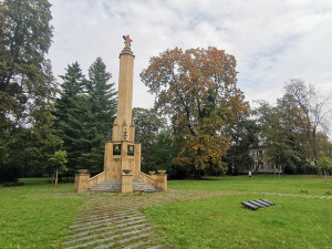 Olomoucký památník Rudé armády opět terčem vandalismu. Hákové kříže vystřídaly nápisy UA