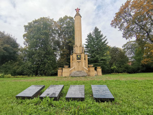 Olomoucký památník Rudé armády opět terčem vandalismu. Hákové kříže vystřídaly nápisy UA