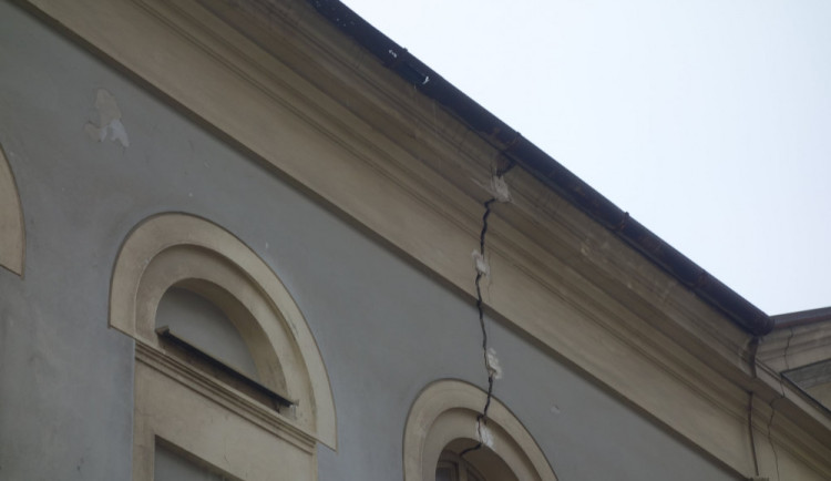 Chátrající synagoga v centru Prostějova je na prodej. Úřady nyní nařídily záchranné práce