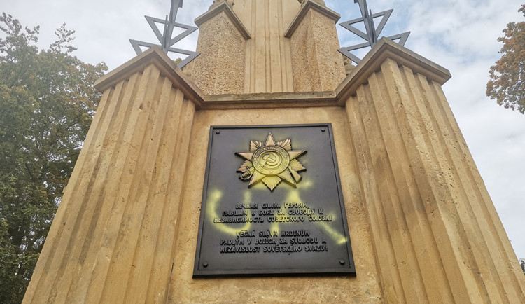 Olomoucký památník Rudé armády opět terčem vandalismu. Hákové kříže vystřídaly nápisy UA