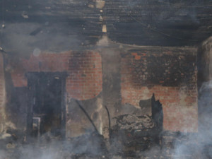 V hořícím domě v Beňově hasiči hledali muže, který byl uvnitř. Museli vylomit dveře