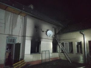 V hořícím domě v Beňově hasiči hledali muže, který byl uvnitř. Museli vylomit dveře