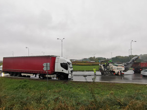 Asfaltování kruháče u Globusu zacpalo příjezd do Olomouce. Motoristé si počkají na trase od Mohelnice