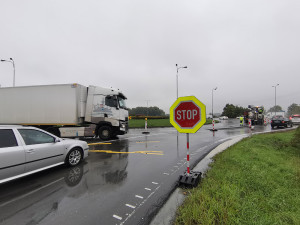 Asfaltování kruháče u Globusu zacpalo příjezd do Olomouce. Motoristé si počkají na trase od Mohelnice