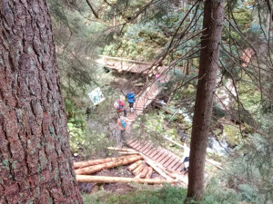 Opravy lávek v údolí Bílé Opavy v Jeseníkách komplikují turisté, kteří nerespektují zákaz vstupu