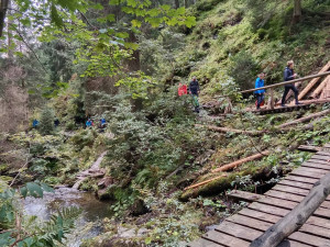 Opravy lávek v údolí Bílé Opavy v Jeseníkách komplikují turisté, kteří nerespektují zákaz vstupu