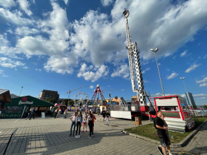 Největší olomoucká pouť se po roce vrací před Šantovku! Milovníky zábavy čekají adrenalinové atrakce