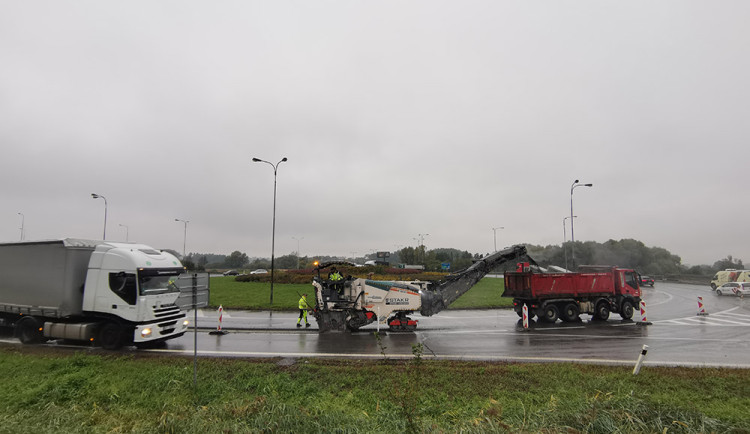 Asfaltování kruháče u Globusu zacpalo příjezd do Olomouce. Motoristé si počkají na trase od Mohelnice