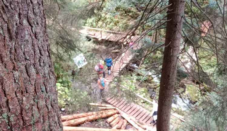 Opravy lávek v údolí Bílé Opavy v Jeseníkách komplikují turisté, kteří nerespektují zákaz vstupu