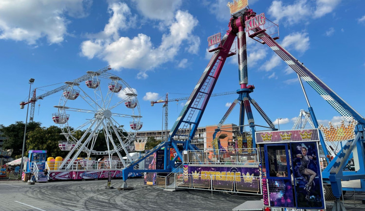 Největší olomoucká pouť se po roce vrací před Šantovku! Milovníky zábavy čekají adrenalinové atrakce