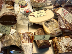 Místní maso a uzeniny jsou součástí jídelníčku i kultury Sardiňanů