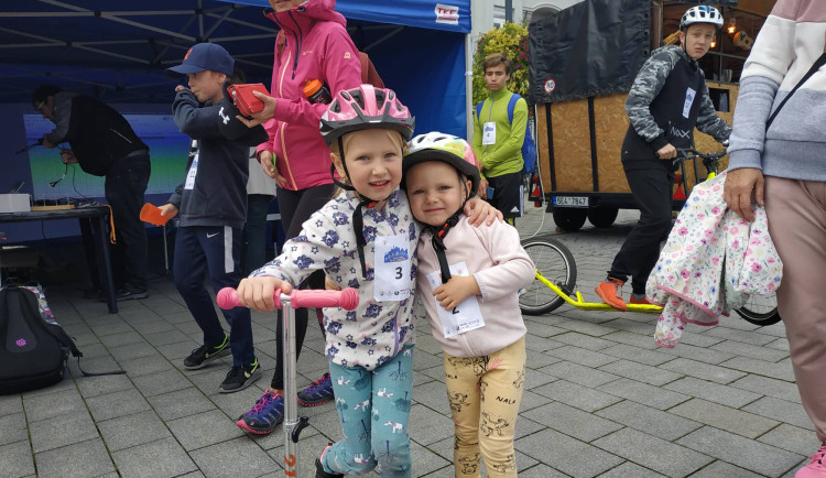 FOTOGALERIE: Děti i dospělí již poosmé závodili na prostějovském náměstí na koloběžkách