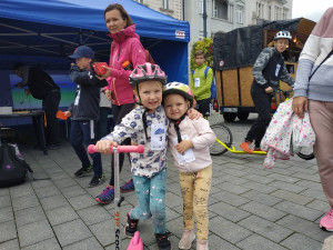 FOTOGALERIE: Děti i dospělí již poosmé závodili na prostějovském náměstí na koloběžkách