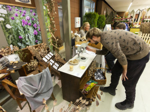 FOTOGALERIE: Zkumavky, květiny a výpěstky. Podzimní Flora přiblíží i taje genetiky