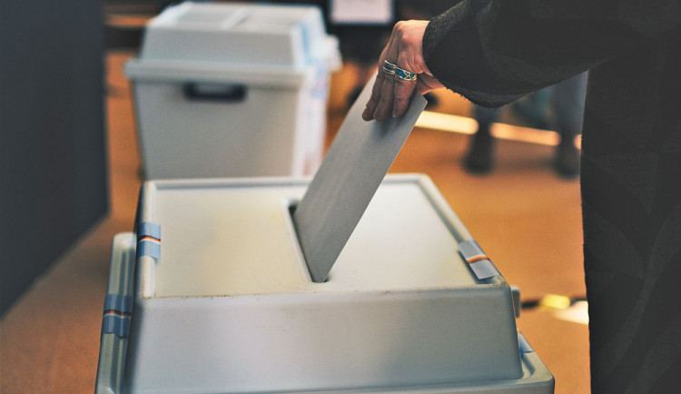 VOLBY 2022: Začalo druhé kolo voleb do Senátu, o hlasy voličů bojují Kantor a Brázdil. Jasno bude v sobotu
