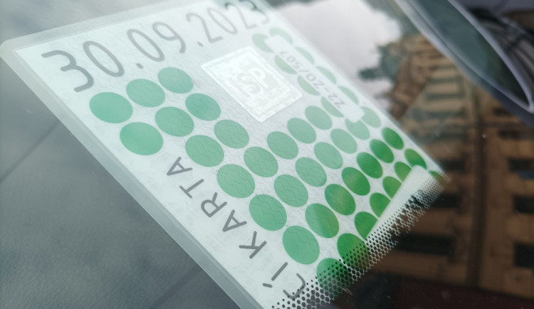 V Hradci se vydávají nové parkovací karty