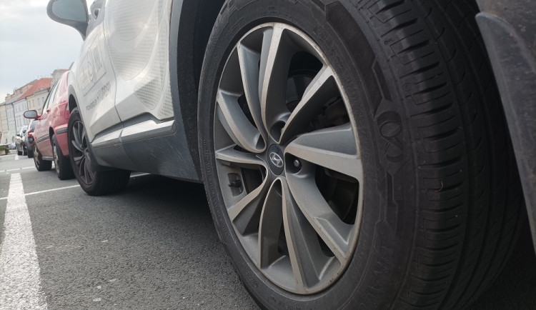 Řidiči v Hradci kroutí hlavou, za odtažené auto zaplatí přes dva tisíce