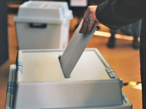 VOLBY 2022: Začalo druhé kolo voleb do Senátu, o hlasy voličů bojují Kantor a Brázdil. Jasno bude v sobotu