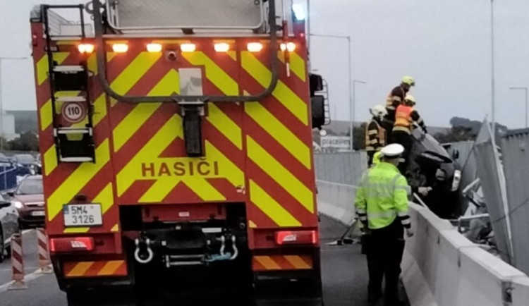 Nehoda na dálnici u Prostějova. Auto přeletělo svodidla