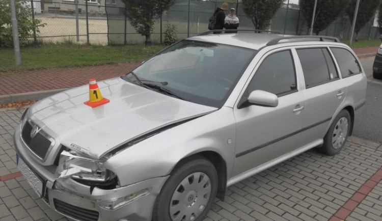 Mladík bez řidičáku zatoužil po jízdě cizím vozem. V leknutí auto rozbil o strom