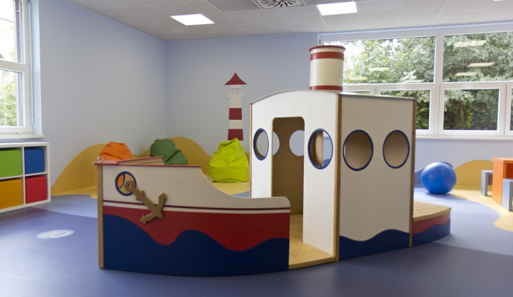 Hradecká nemocnice má novou hernu, otevřela ji Chantal Poullain-Polívková