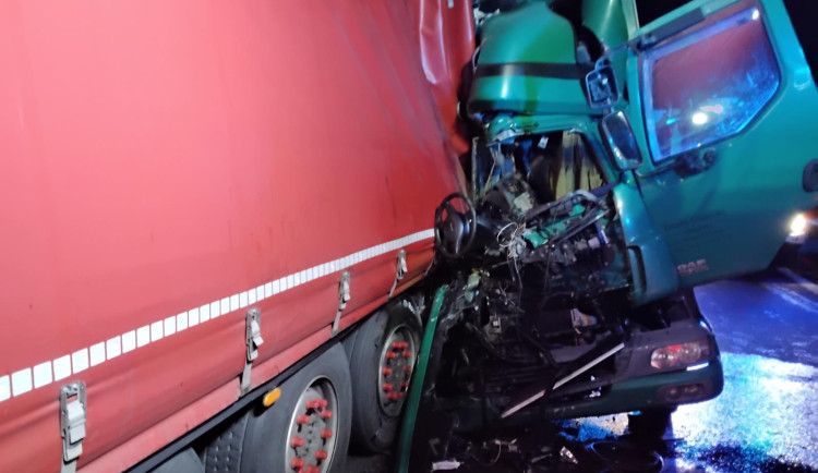 Za hrozivou havárií dvou kamionů na dálnici u Prostějova mohl mikrospánek jednoho z řidičů